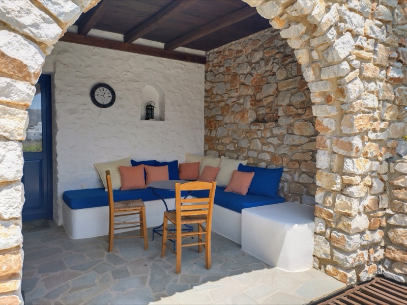Covered veranda with dining table and lounge seating